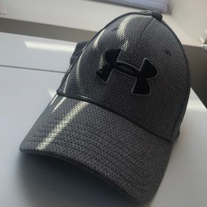 Fitted Under Armour Hat. Size L/XL. Never worn.
